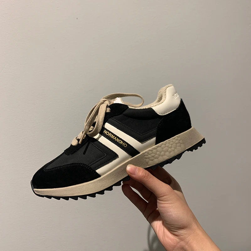 ΠΠ΅Π½ΡΠΊΠΈΠ΅ ΠΊΡΠΎΡΡΠΎΠ²ΠΊΠΈ Osunlina ΠΈΠ· Π½Π°ΡΡΡΠ°Π»ΡΠ½ΠΎΠΉ ΠΊΠΎΠΆΠΈ Π½Π° ΠΏΠ»ΠΎΡΠΊΠΎΠΉ ΠΏΠ»Π°ΡΡΠΎΡΠΌΠ΅ 3,5 ΡΠΌ, ΡΠ΅ΡΠ½ΡΠ΅, Π±Π΅Π»ΡΠ΅ ΠΠ΅Π½ΡΠΊΠΈΠ΅ ΠΊΡΠΎΡΡΠΎΠ²ΠΊΠΈ Osunlina ΠΈΠ· Π½Π°ΡΡΡΠ°Π»ΡΠ½ΠΎΠΉ ΠΊΠΎΠΆΠΈ Π½Π° ΠΏΠ»ΠΎΡΠΊΠΎΠΉ ΠΏΠ»Π°ΡΡΠΎΡΠΌΠ΅ 3,5 ΡΠΌ, ΡΠ΅ΡΠ½ΡΠ΅, Π±Π΅Π»ΡΠ΅