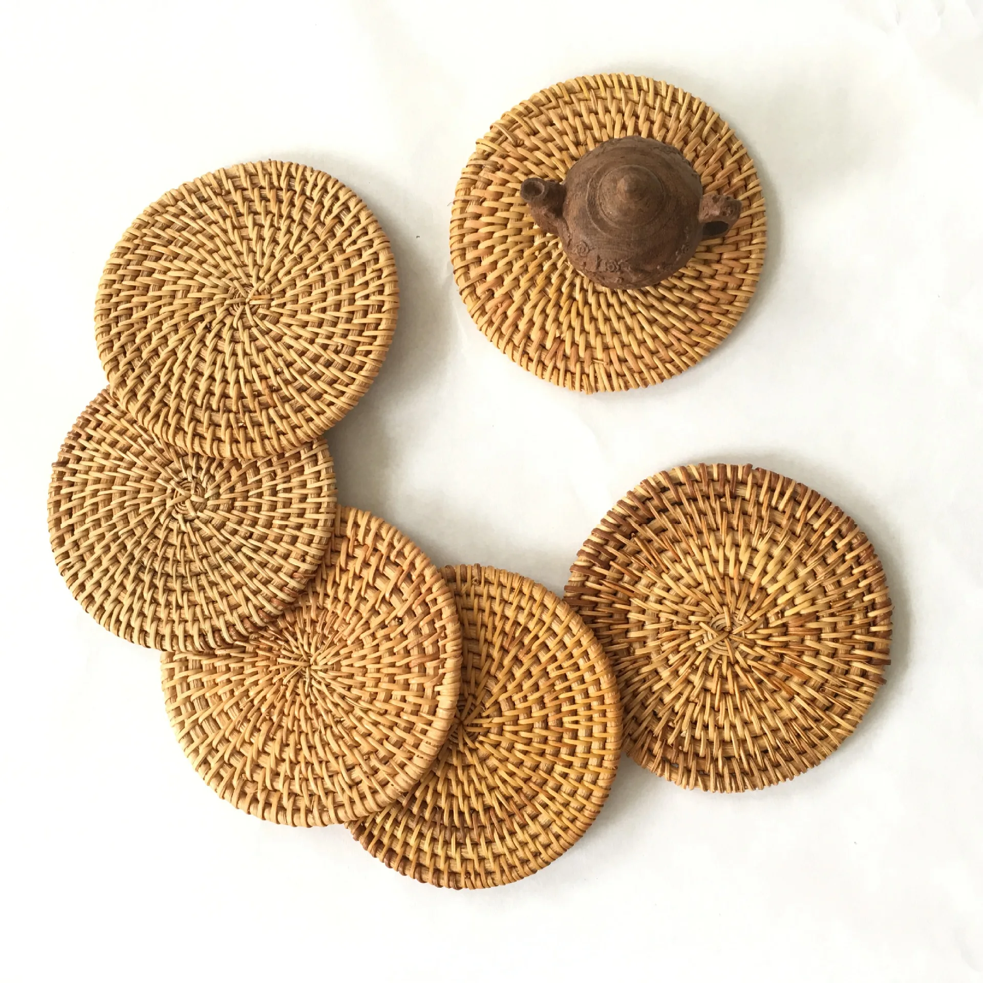 

Round Hand Woven Rattan Teacup & Coffee Mat Set, Insulated Coasters & Placemats for Kitchen, Office, Pack of 6 with Holder Stora