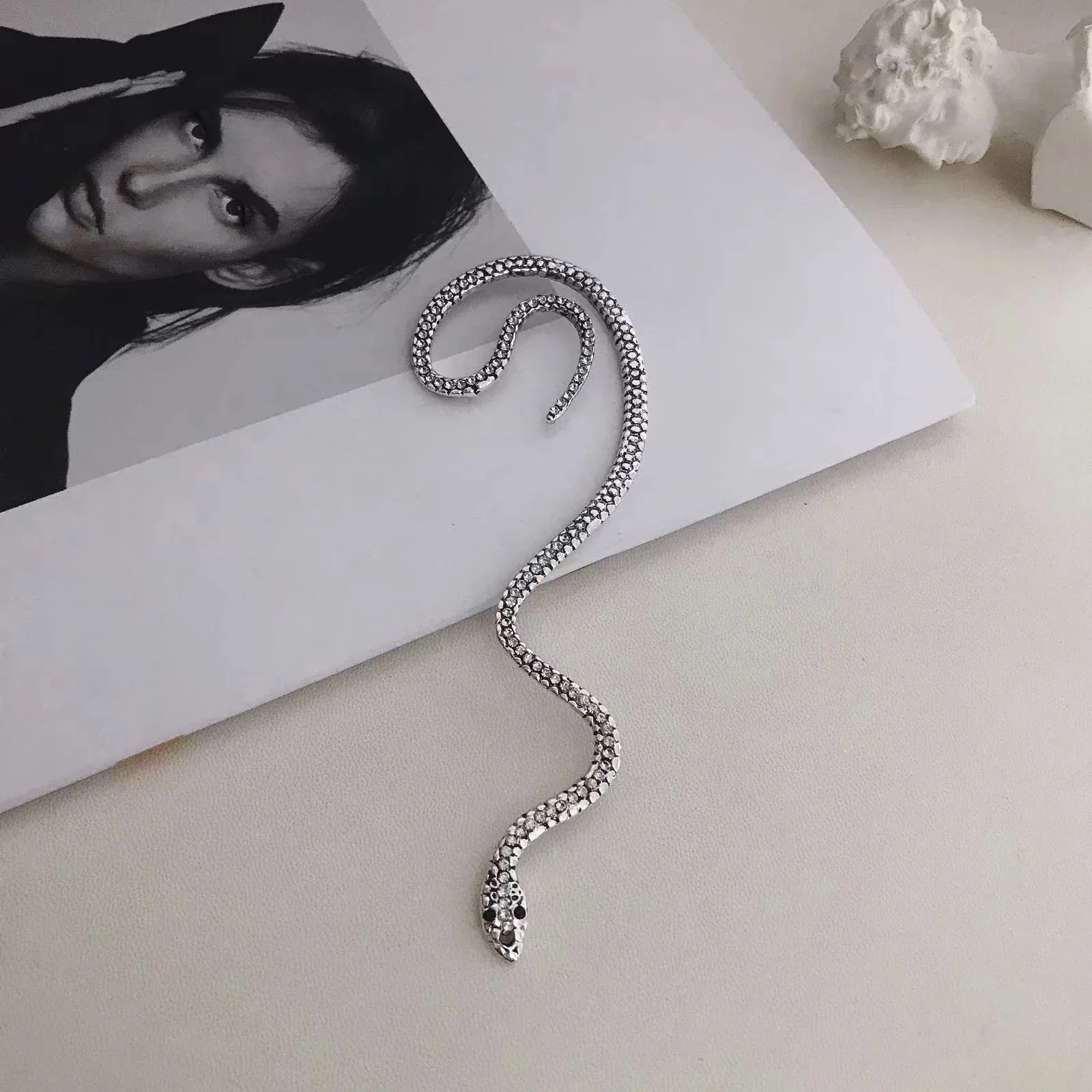 

Snake Earrings Vintage Exaggeration Long Fashion Ear Cuff No Piercing Gold Ear Clip Ear Hang Hook For Women Fashion Jewelry