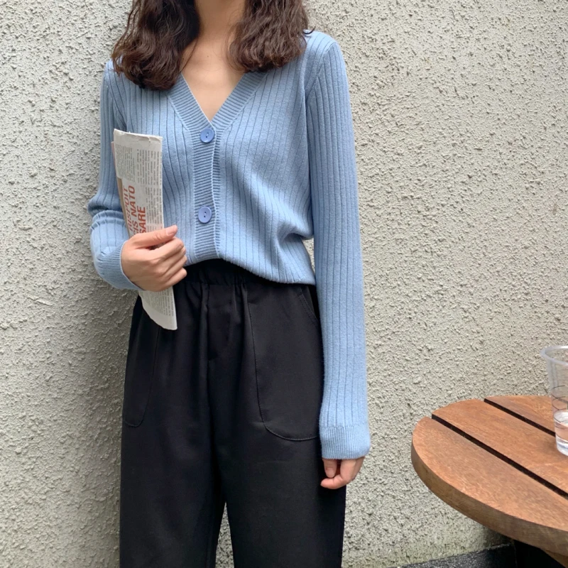 Кардиган женский трикотажный на пуговицах с V-образным вырезом |