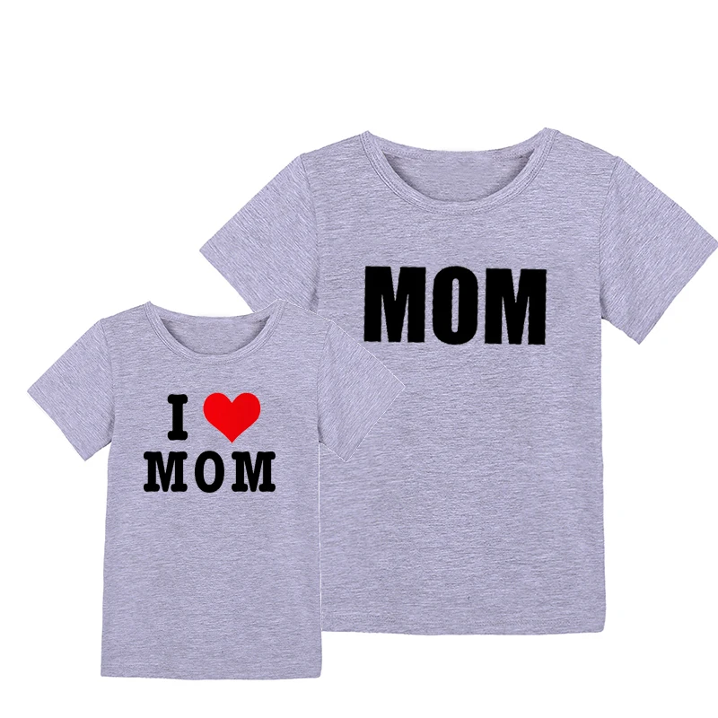 Футболка для мамы и дочки с надписью Love Mom and Me одинаковые комплекты семьи модные