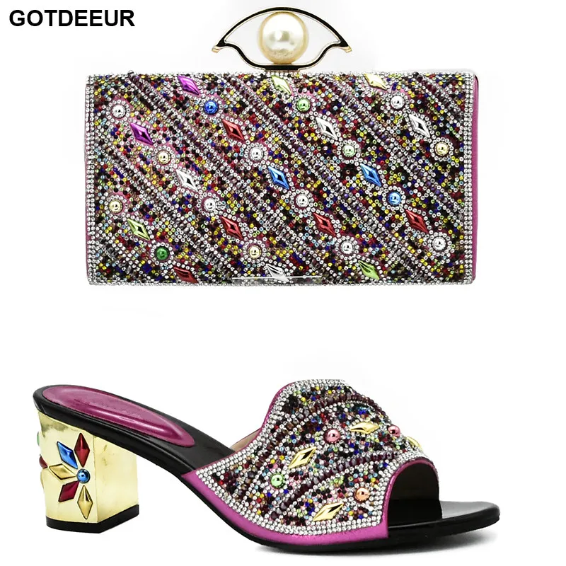 Комплект из туфель и сумочки в африканском стиле красного цвета итальянский