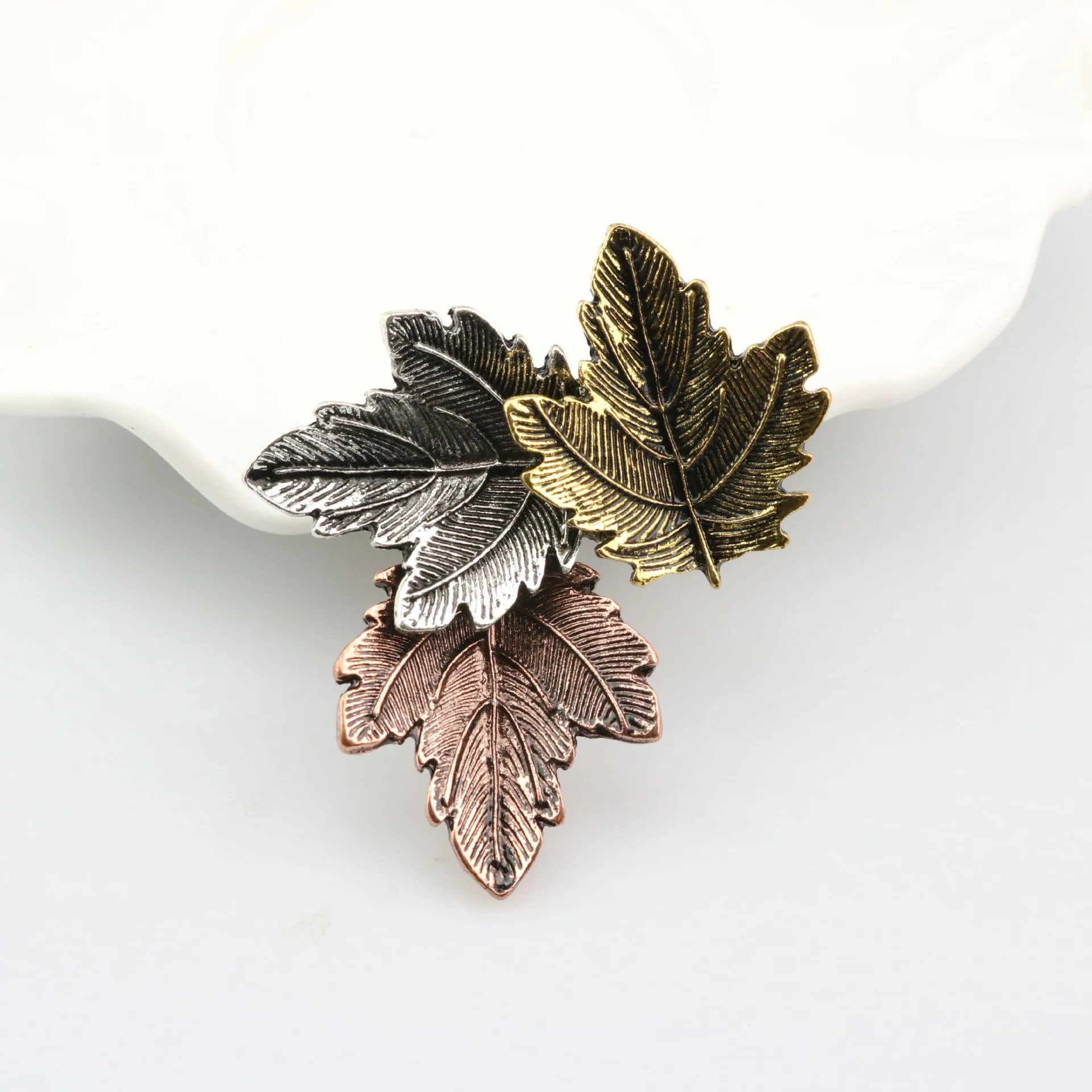 

Retro Three Color Maple Leaf Brooch Women's Charming Brooch Female Collar Lapel Pin Fashion Jewelry Gift Christmas Decoration