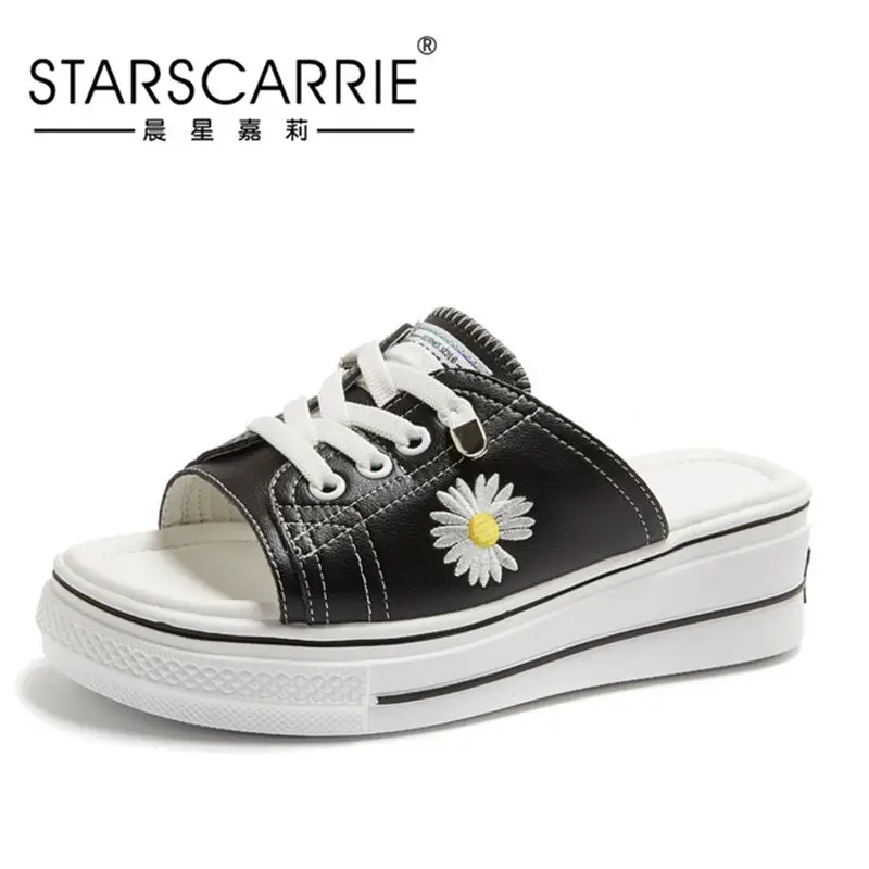 

Женские кожаные шлепанцы, летняя одежда, на среднем каблуке, новинка 2021, с маргаритками, на толстой подошве, модные шлепанцы для маффинов one ...