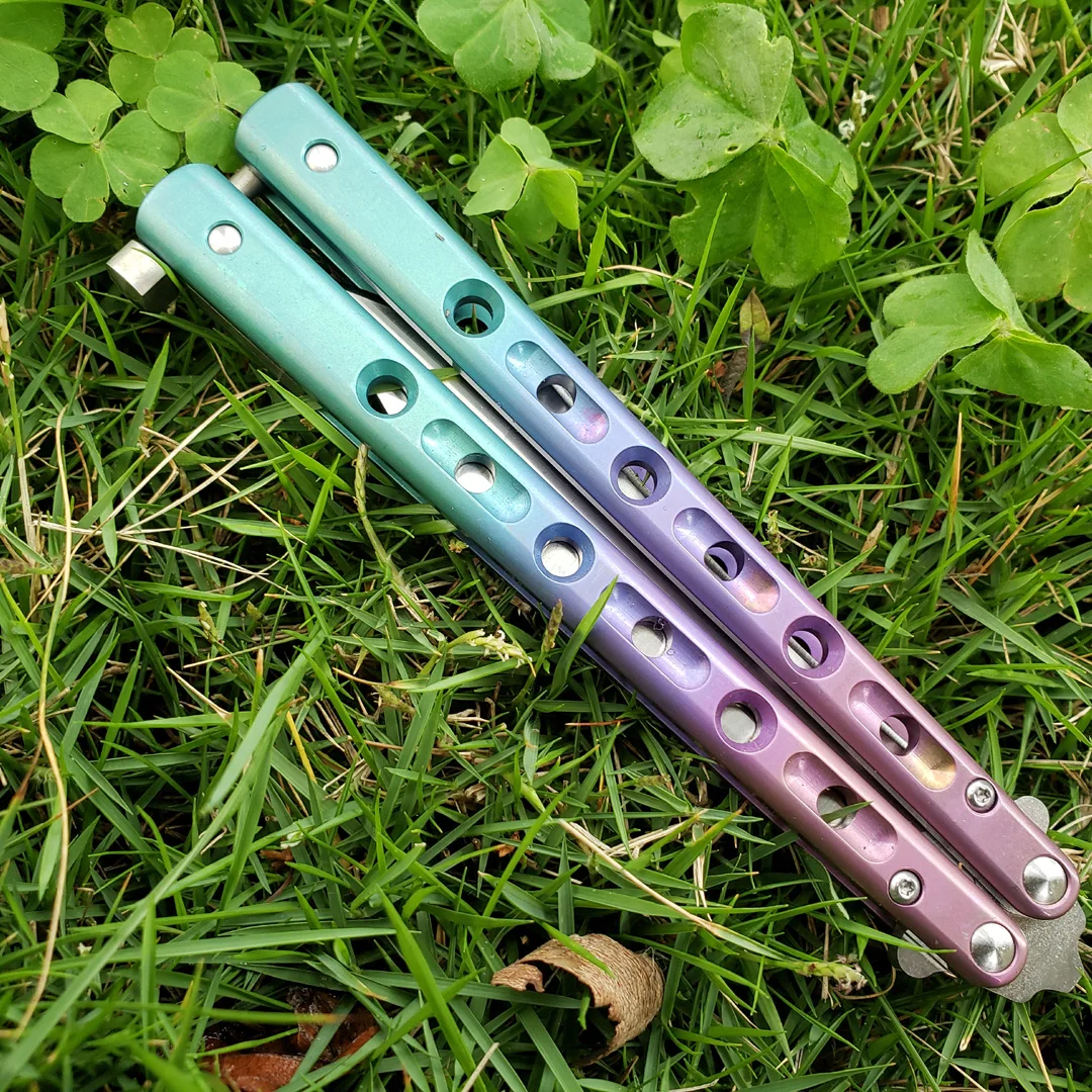 

Бабочка нож для тренера BM67 D2 инструментальная сталь лезвие серебро + градиентный фиолетовый T4 с титановой ручкой, кокетка нож для повседнев...