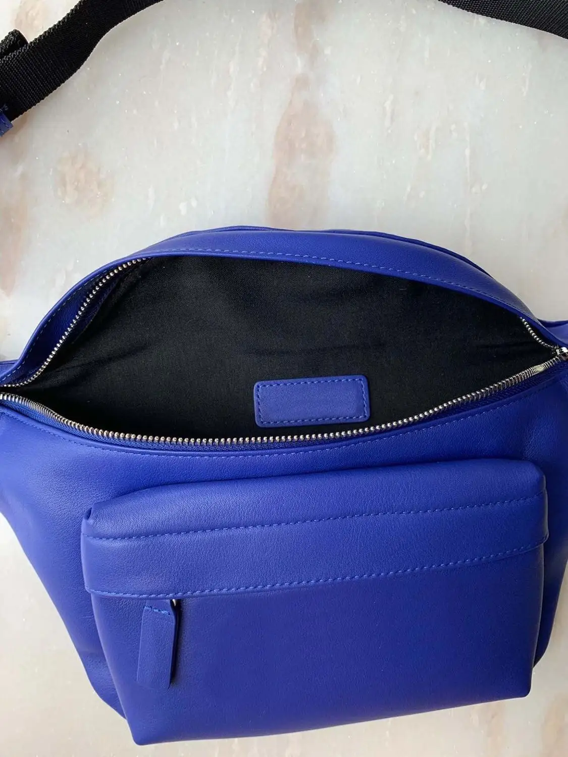 

Simple and light waist bag bag, using calfskin material, simple dual-use bag, factory direct, global free transportation