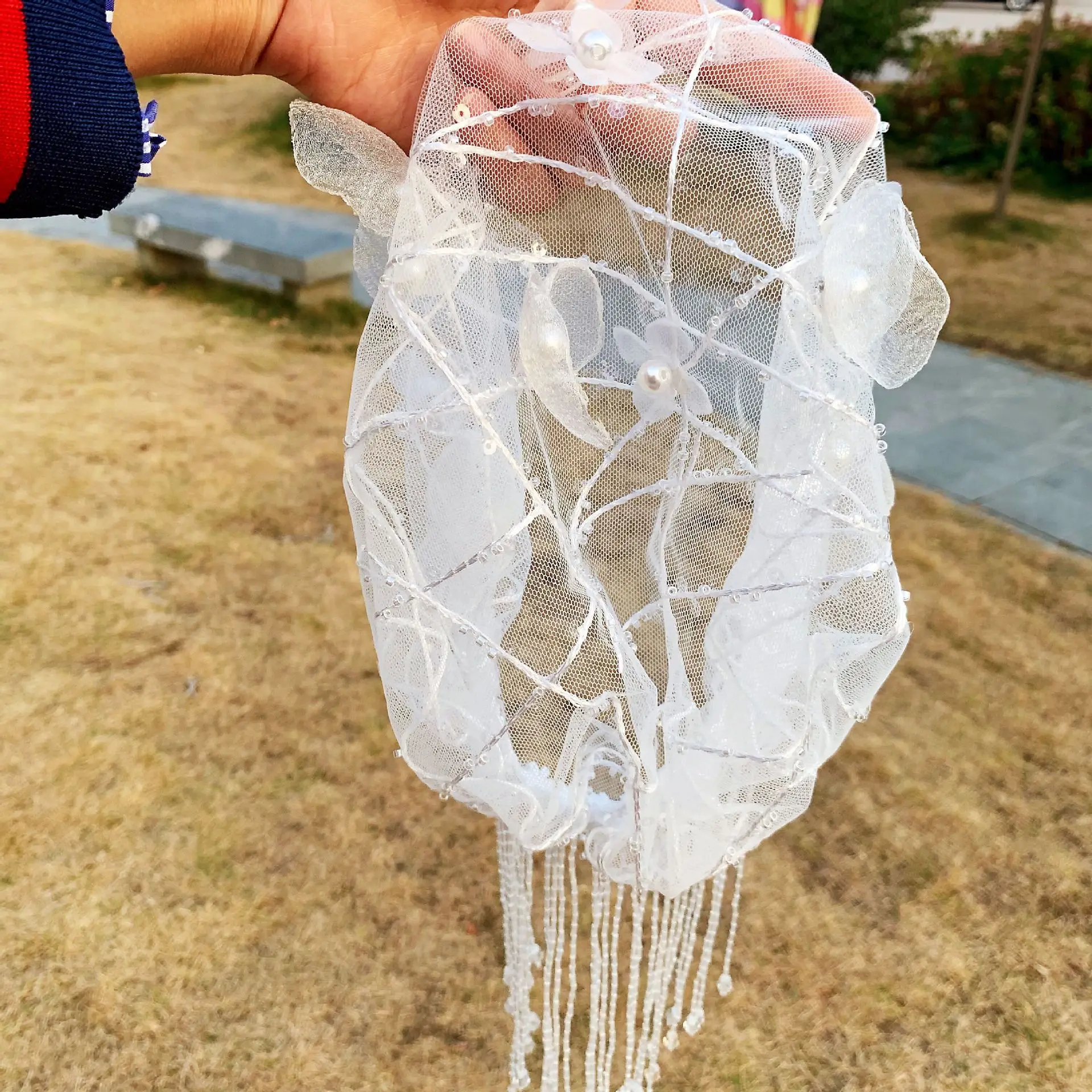 

Luxury Designer White Lace Mesh Bride Veil Fairy Wedding Church Photo Shooting Beading Tassel Hat Elegant Ladies Lace Headpiece