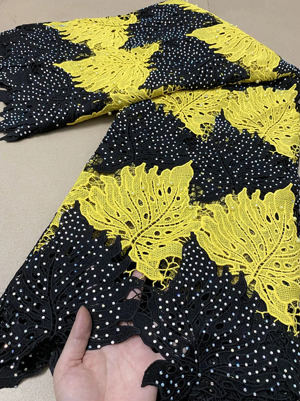 

Новейшая кружевная африканская гипюровая кружевная ткань черные и желтые лоты камней и бусин Высококачественная Водорастворимая кружевная ткань