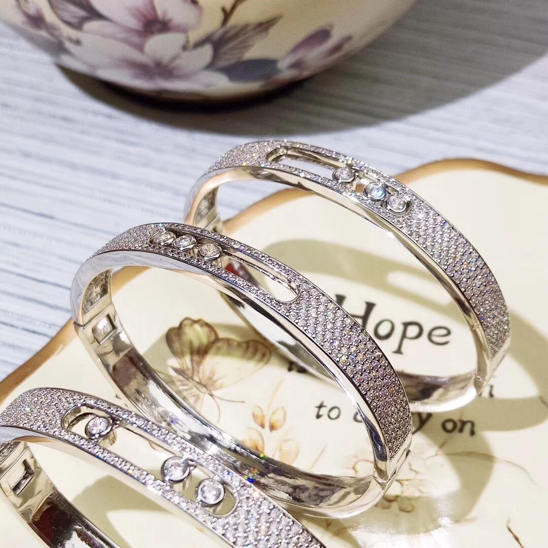 

Brand jewellery sought after by fashionable ladies. Bracelet favored by young women. Moving stone independent design