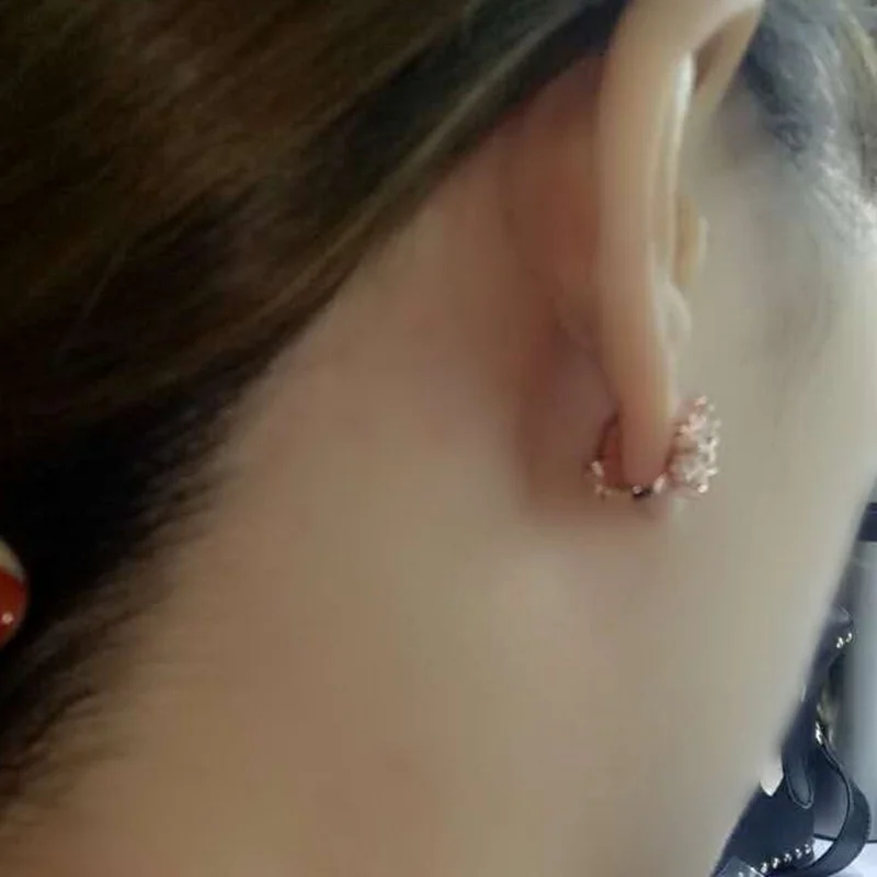 Модные женские серьги-гвоздики с кристаллами в виде снежинок разразы стильные