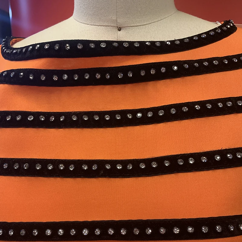 Женское оранжевое длинное платье в полоску с пайетками африканском стиле