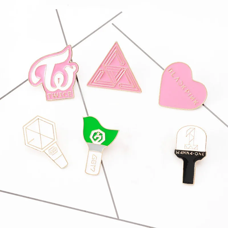 KPOP звезда группа Броши LightStick булавки дважды EXO GOT7 WANNA ONE SEVENTEEN логотип значок