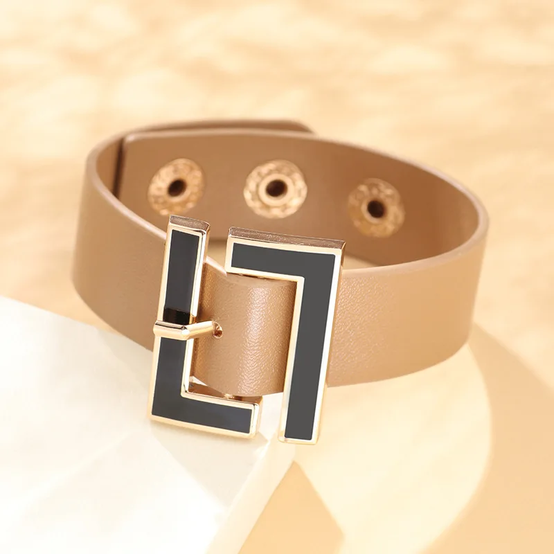 Женский широкий кожаный браслет черный геометрической формы с металлической