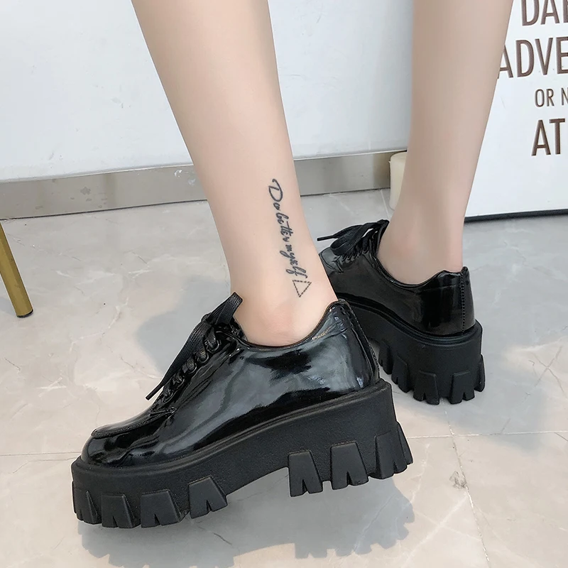 Женские кроссовки из лакированной кожи модная повседневная обувь для увеличения