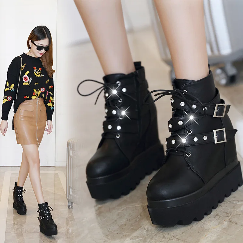 

2019 autumn and winter short tube women's PU flat Martin boots sponge cake bottom platform with rivets and velvet