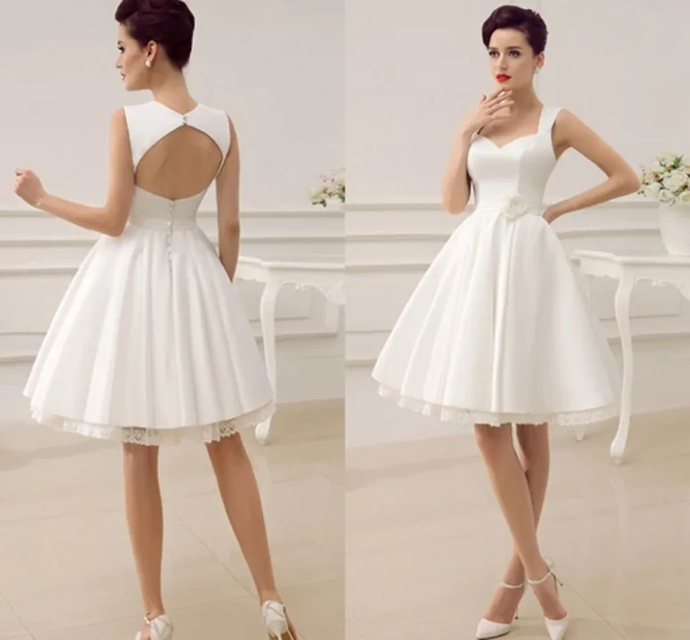 Платье свадебное атласное короткое с открытой спиной и цветочным поясом |