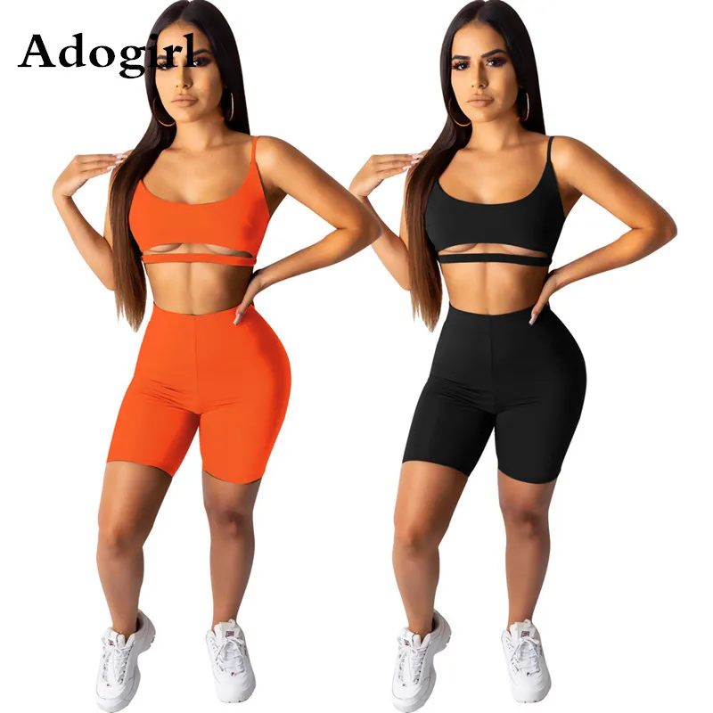 

Костюм спортивный женский из майки и шорт выше колена, однотонный
