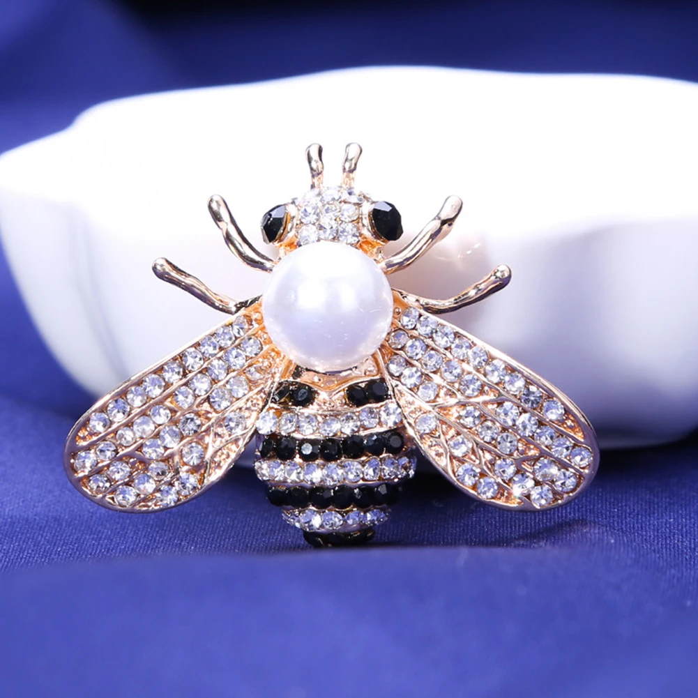 Винтажный женский брошь-пин с вставками сверкающих страз и кристаллов в виде пчелы - классическое украшение для сумок, одежды и пиджаков на праздничных мероприятиях, свадьбах и подарок.
