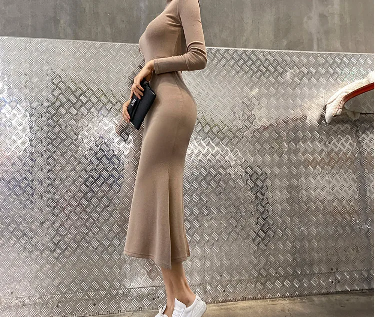 Осенне-зимнее тонкое привлекательное черное платье-водолазка с длинным рукавом