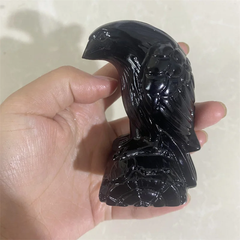 Ворона из камня. Ворон сидит на камне. Ворон на камне статуэтка. Камень черный ворон. Ворон на камне.