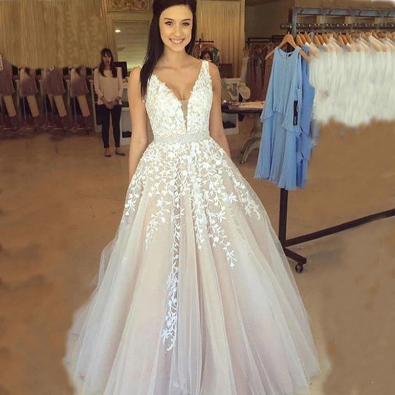 Свадебное платье цвета шампанского с V-образным вырезом и открытой спиной |