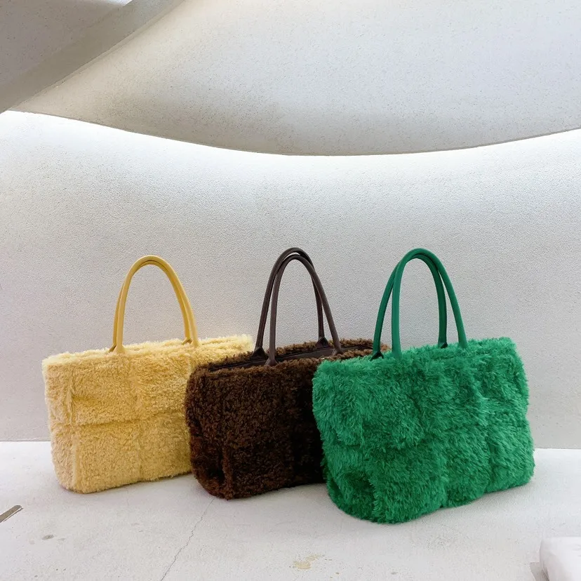 

Plush Handbag Arco Tote With Detachable Interior Zipped Pocket 2021 Winter New Woven Fur Big Capacity Shopping Bag Designer Bags