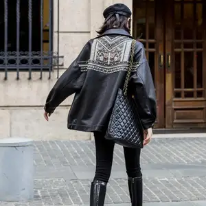 В ретро-стиле с вышивкой и изображением заклепки бисер Босоножки из искусственной PU кожи Новая модная уличная куртка из искусственной кожи в стиле граффити черного цвета мото F8257