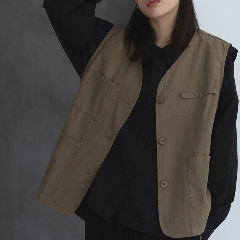 Жилет женский однотонный без рукавов с несколькими карманами однобортный |