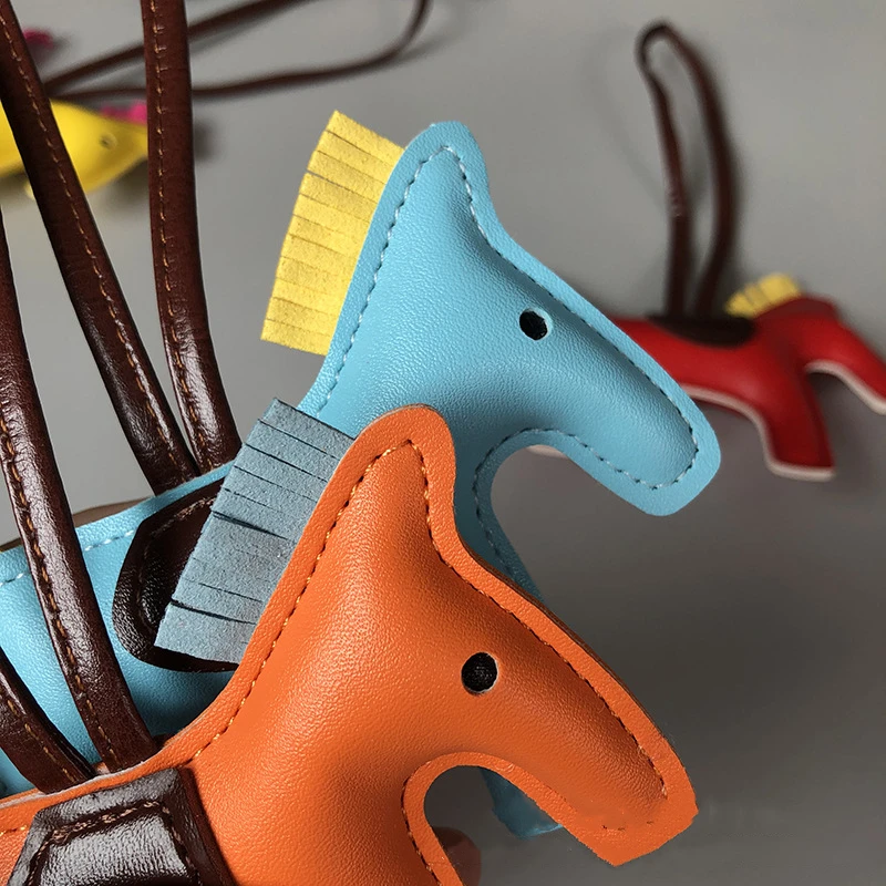 

Luxury Brands Handmade PU Leather Horse Keychain Animal Leather Cord Women Bag Charm Pendant Keyring Jewelry Accessories Gift