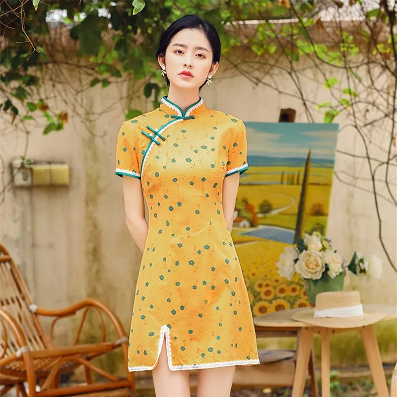 

Yellow Floral Printed Cheongsam Women Sexy Lace Patchwork Side Slit Qipao Elegant Short Mandarin Collar Chinese Dress Gown