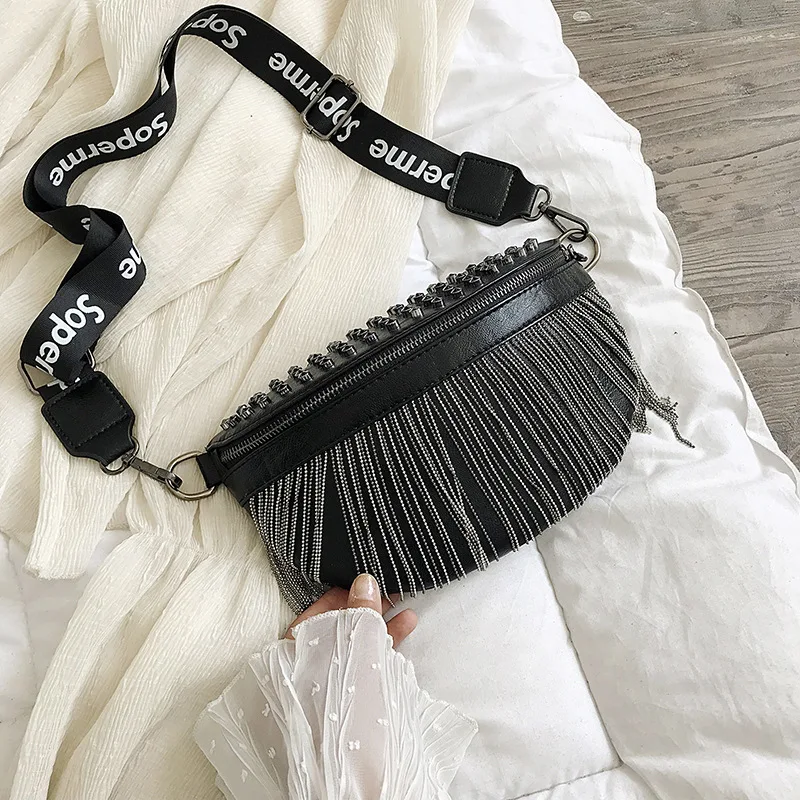 Кожаная сумка на груди с заклепками и кисточками женская широким плечевым ремнем