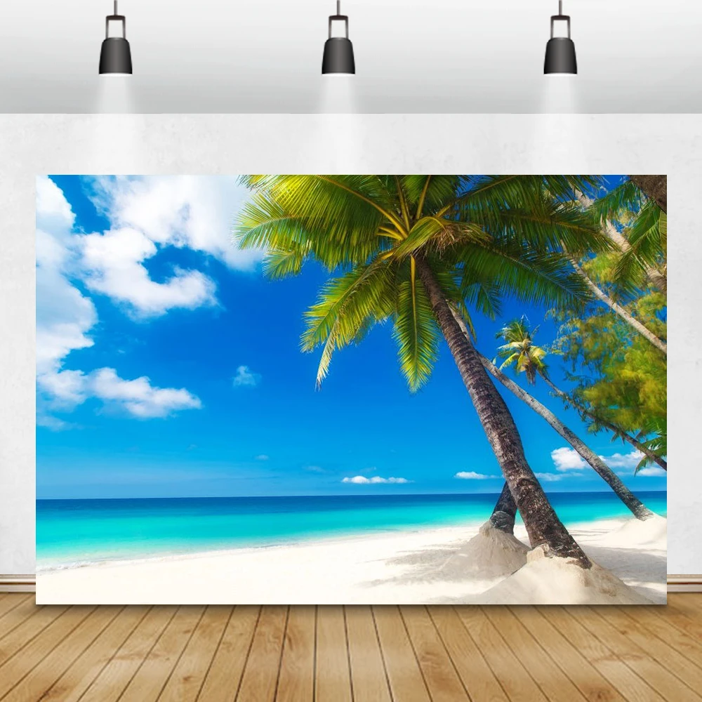 Голубое небо белые облака пальмы деревья морское побережье закат фотографии