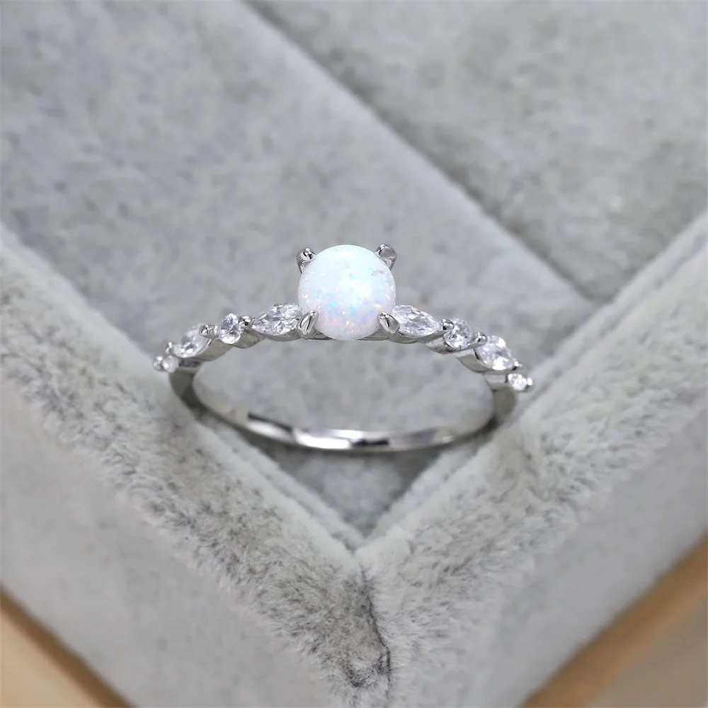 

Кольцо женское из серебра 925 пробы, с лунным камнем