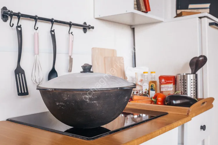 Узбекский казан для плова. Казан чугунный на 12 литров с крышкой плоским или