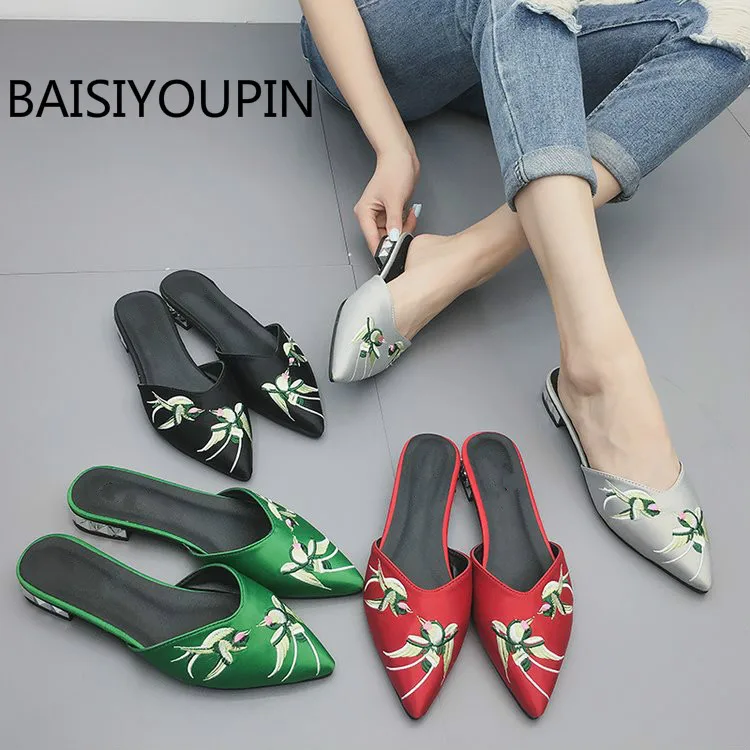 Женские мюли с вышивкой летние шлепанцы на плоской подошве без застежки острым