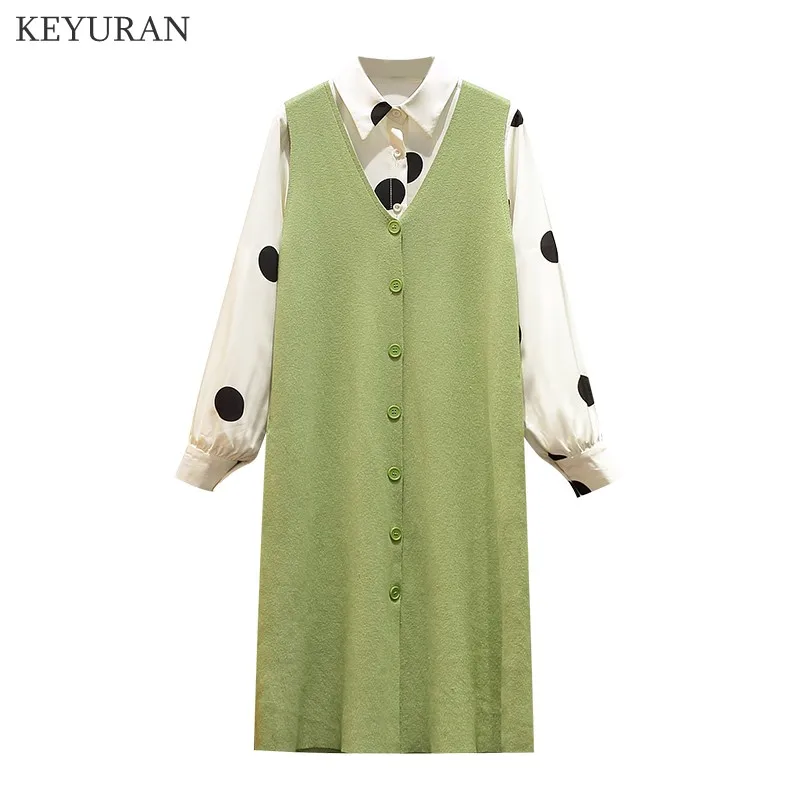 Вязаный жилет без рукавов на пуговицах и рубашка в горошек с длинными