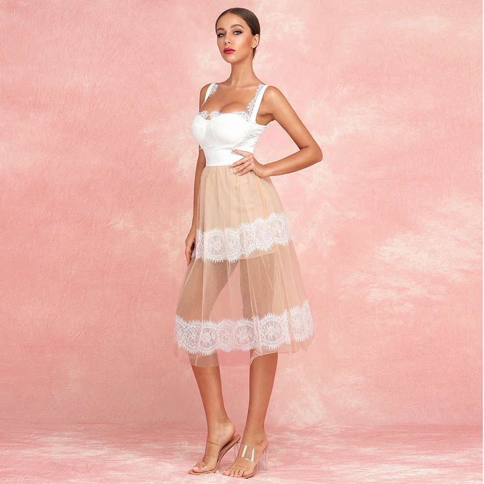 Женское кружевное платье без рукавов на тонких бретельках вечернее белого и