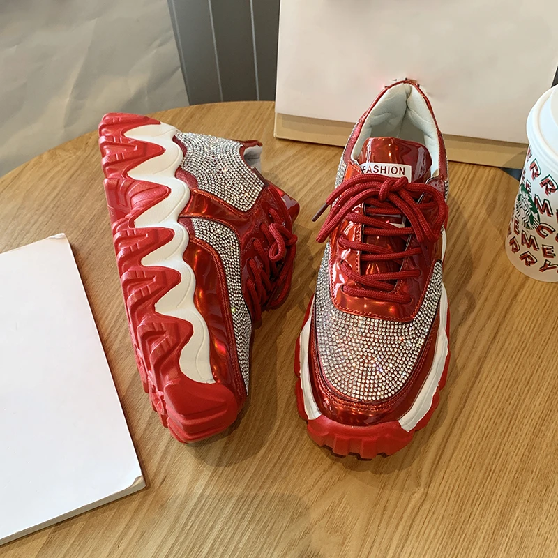 Женские кроссовки на массивной платформе Rimocy серебристые с блестящими стразами