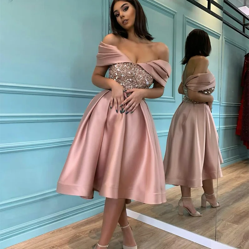 Розовые коктейльные платья а-силуэта с открытыми плечами и блестками |