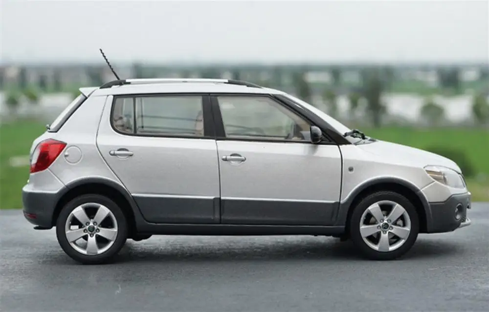 1/18 VW Volkswagen Skoda Fabia разведчик Литые серебряные модели автомобиля коллекция игрушек