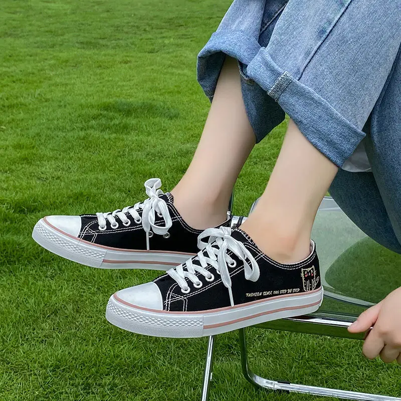 Женские модные новые парусиновые туфли белые черные низкие однотонные