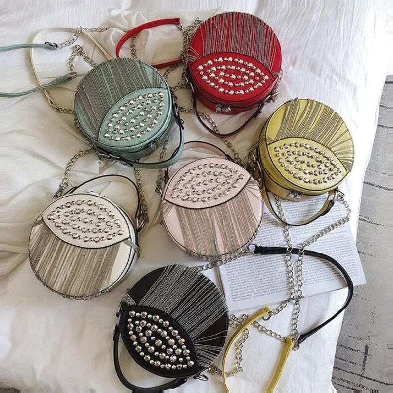 Модные сумки через плечо с заклепками женские круглые на брендовые