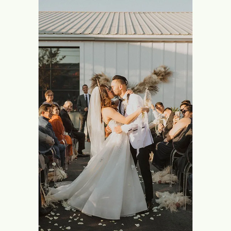 

New Arrival Graceful A Line Lace Sweetheart Bridal Wedding Gowns Sleeveless Court Train Wedding Dresses for Bride Affordable