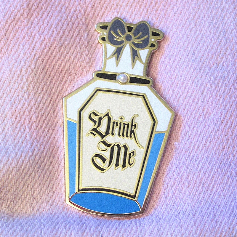 

Fairy Tale Magic Bottle Drink Me Potion Enamel Brooch Pin Hat Bag Lapel Pins Badges Women Men's Fashion Jewelry Accessories