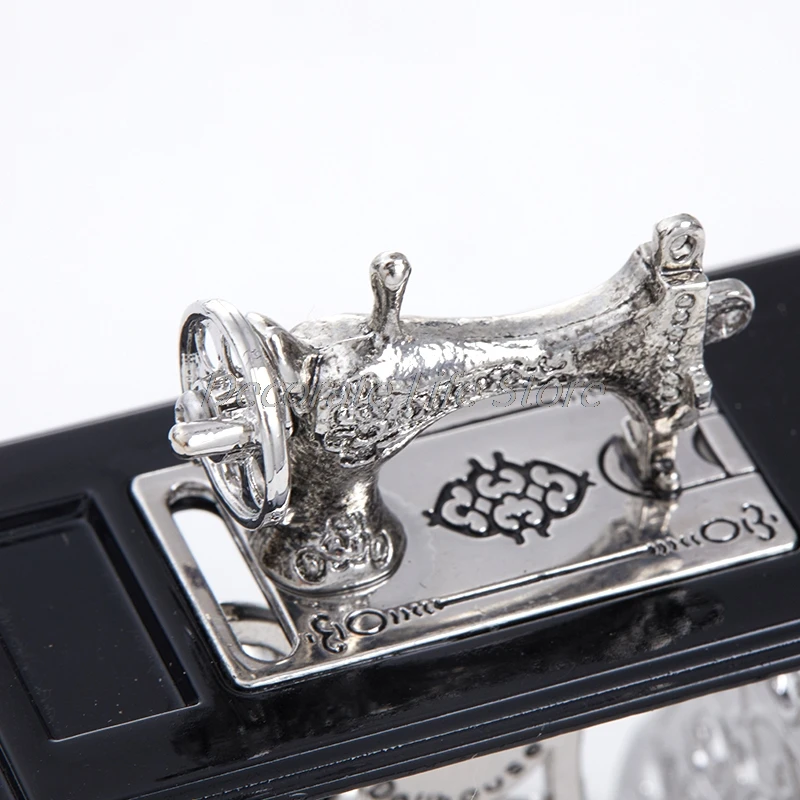 

Exquisite Alloy Miniature Sewing Machine 1:12 Scale Dollhouse DIY Gift