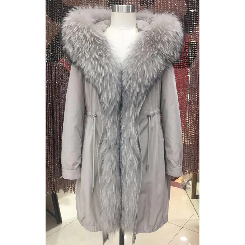 Женская зимняя длинная парка с капюшоном и воротником енота бежево белая