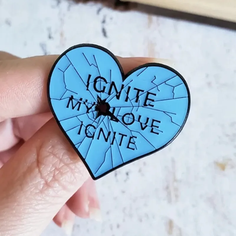 Металлическая брошь в виде сердца с эффектом зажигания эмалированная на лацкан