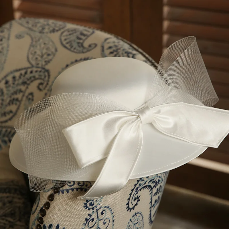 

White Wedding Hat Satin Net Yarn Big Bow French Retro Elegant Bridal Simple Top Hat Wedding Birdcage Veil Hat Fascinator 2021