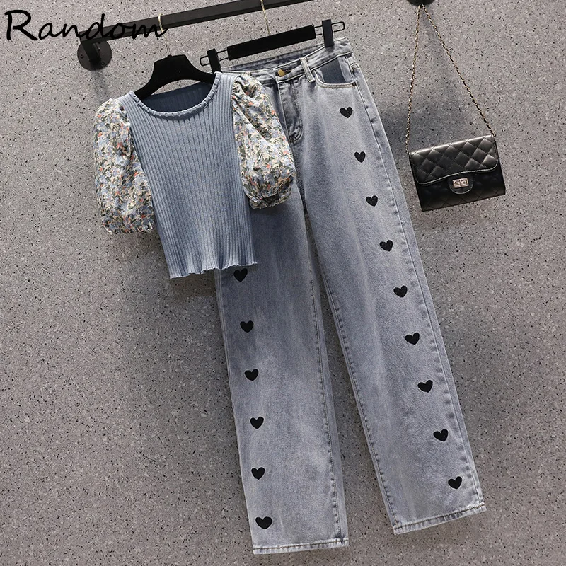 

Женский трикотажный комплект из двух предметов, укороченный свитер с цветочным принтом и длинные джинсовые брюки с широкими штанинами и вы...