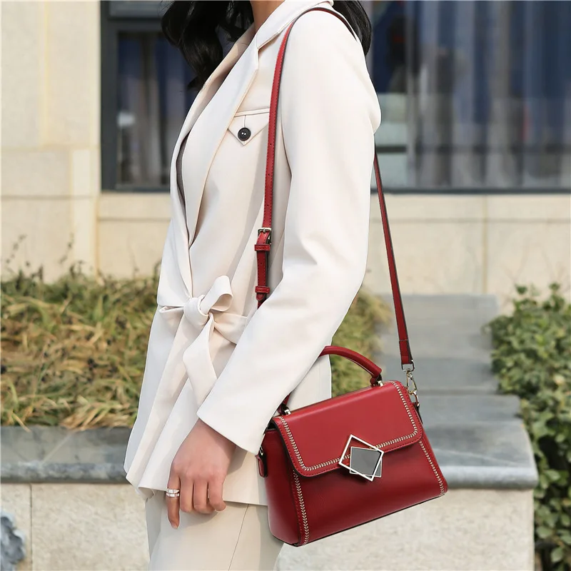 

Роскошная брендовая 100% натуральная кожа, повседневная простая металлическая маленькая квадратная сумка-раскладушка, Высококачественная т...